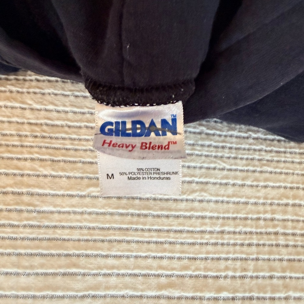 Gildan Black Heavy Blend Sweatshirt Tag Detail - Picture 3 of 4